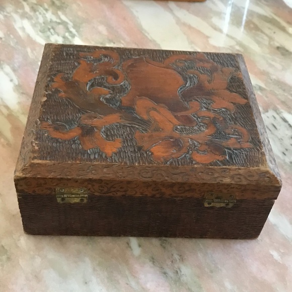 Hand-carved vintage wood box w/ latch, sewing items - Picture 2 of 6